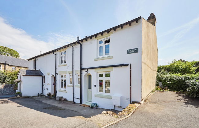 Host Stay Castle View Cottage - Photo 19