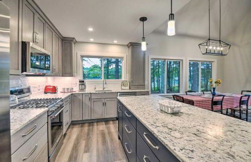 Modern Francestown Retreat on Scobie Pond! - Foto 10