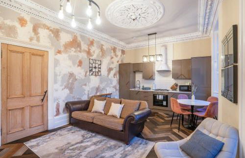 Cosy 2-Bed Flat with Free Parking-by Holiday Homes - Foto 2