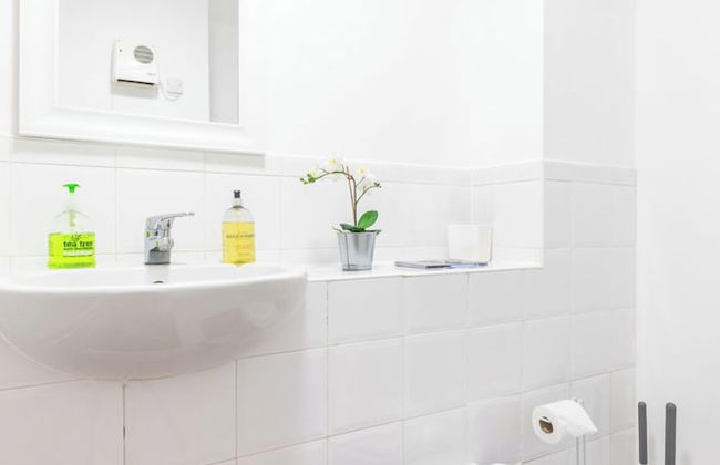 Skyline Haven Modern 2BR w/ Free Parking & 4kTV - Photo 68