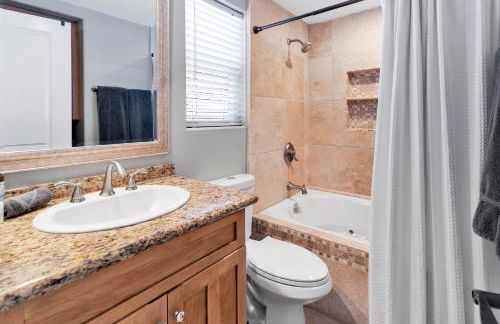 Beach Escape with Patio! 2 Min Walk to Sand & Surf - Foto 22