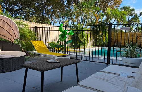 Prime Location Gateway with Pool & Patios, Near Beaches, Groceries and Restaurants - Photo 10