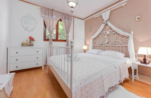 Nice Home In Udbina With House A Panoramic View - Photo 26