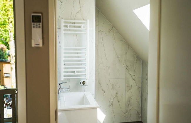 Spacious Holiday Home With Garden - Photo 10