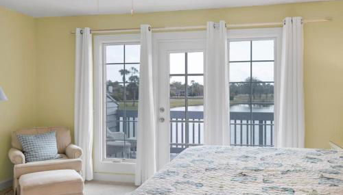 Beachy Vibes - 2BR w lake views & screened sunroom - Foto 5