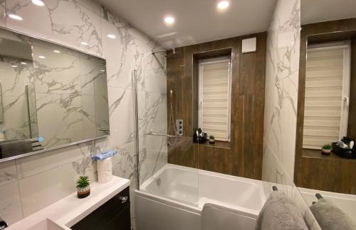 Lovely 3 bed with jacuzzi, close to airport, driveway, wifi - Foto 12