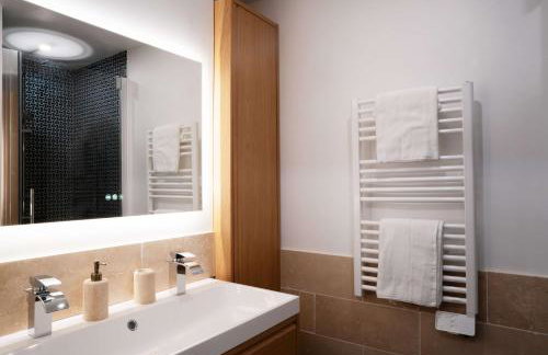 Vue Panoramique Exceptionnelle Mer, Montagne et Village l T2 Luxueux - Foto 14