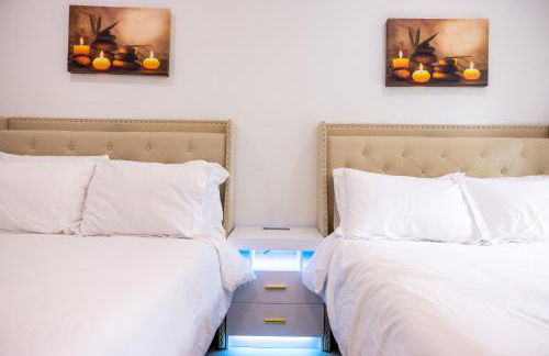 Luxe Retreat, Modern Gem with Private Backyard Oasis - Foto 29