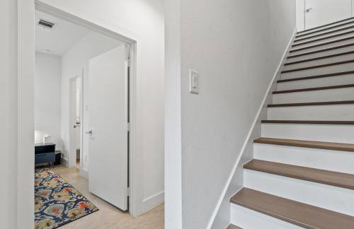 Modern Dallas Townhome with Private Rooftop, City View, Private Parking & Grill - Photo 22