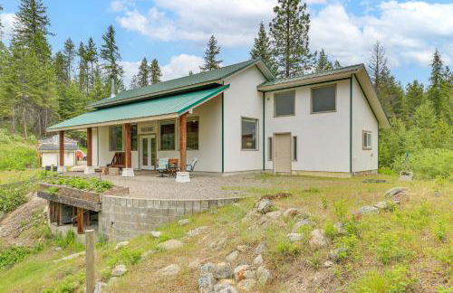 Rustic and Modern Home with Forest Views in Newport! - Foto 2