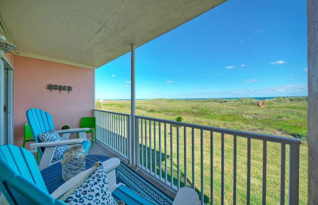 Oceanfront Condo w/ Private Balcony Pool + Tennis Bubbly Blew by Avantstay - Foto 18