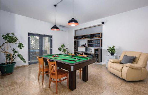 Five-Bedroom Holiday Home In Zminj - Photo 4