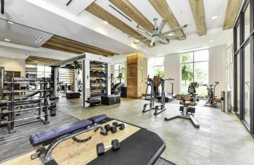 Comfy 2BR Oasis with Scenic Rooftop & Gym - Foto 67