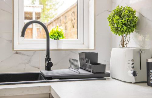 Stanion Luxurious 3 Bedroom Modern House Northamptonshire, Double, Twins, Single, Free Parking, Free Wi-Fi, Pets, Up to 8 Sleeps, 4 Smart TVs - Foto 23