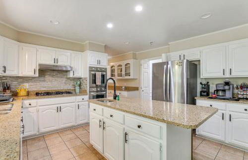 Patio and Pool Table Lake Marion Getaway - Foto 7