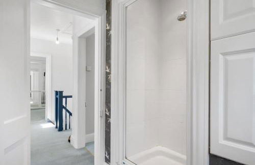 Spacious Cotswolds House Garden with Hot Tub - Foto 22