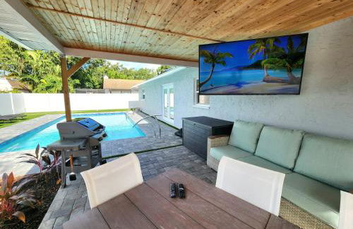 Serenity by the Sea! Cozy pool home with putting green & fire pit! - Foto 1