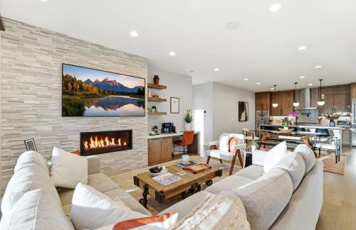 Luxury Hideout w Hot Tub Steam Shower - Photo 7