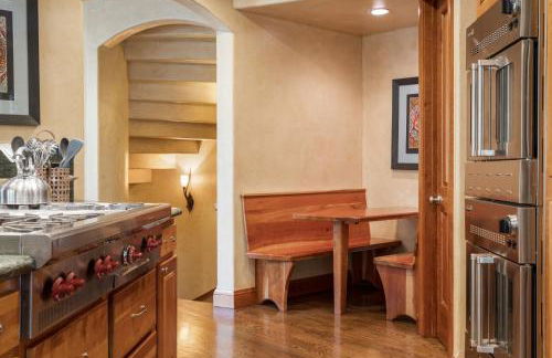 Outdoor Private Hot Tub, In Home Movie Theater, Luxurious Creekside Home - Photo 18