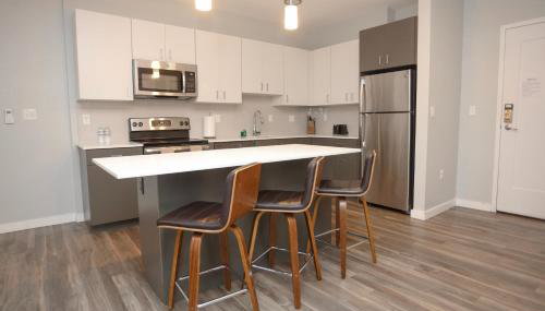 Luxury Apartment with Gym, Steps From Commuter Rail #3013 - Foto 4