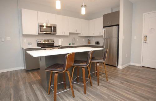 Luxury Apartment with Gym, Steps From Commuter Rail #3013 - Foto 4