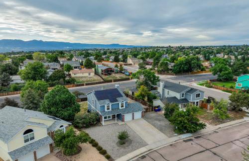 Modern 6BR Home in Briargate - Pet Friendly - Foto 53