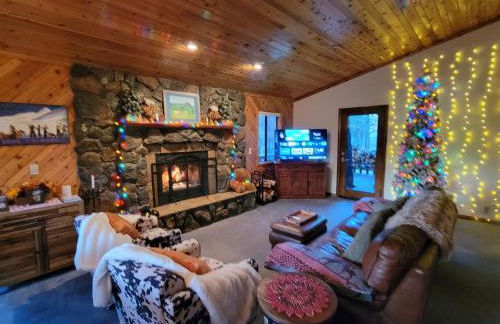 Four Seasons Getaway-Private Hot Spa with Pine Tree Views-Walk to Village and Pineknot Trailhead-Plus King Bed! - Photo 14