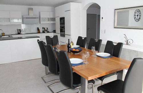 Modern 4 bedroom villa, air-conditioning, swimming pool, private gardens - Photo 19