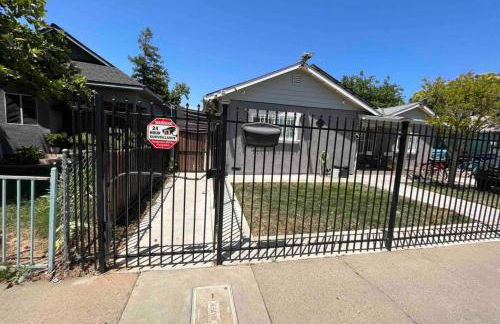 Charming Casita all too yourself near Midtown, Train and Freeway - Photo 4