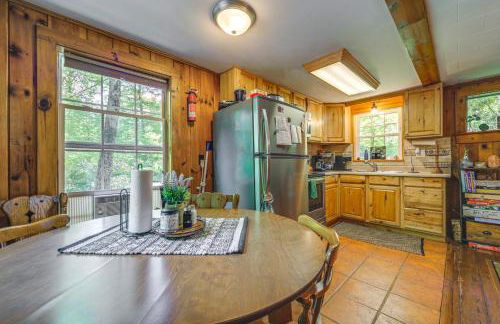 Pet-Friendly Creekside Cabin with Pool Access! - Foto 8