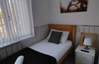 Ladbury House in Walsall near M6, Walsall Uni and Hospital, with free parking and easy access to Birmingham city centre and West Bromwich, only 20 mins to NEC and Birmingham airport, 15 mins to Villa Park, Great for contractors! - Foto 10