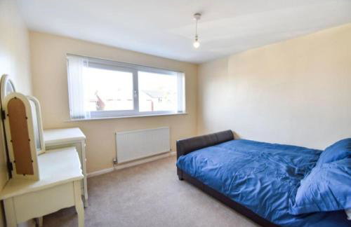 3 bed House Lovely & Modern - Photo 10