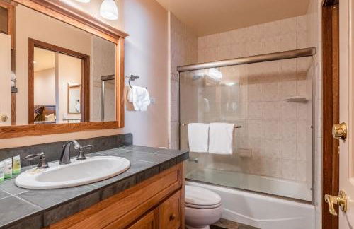 Updated 2 Bedroom and Loft 2 Full Bathroom Woodlands #51Just Steps to Shuttle Close to Golf Course - Foto 14