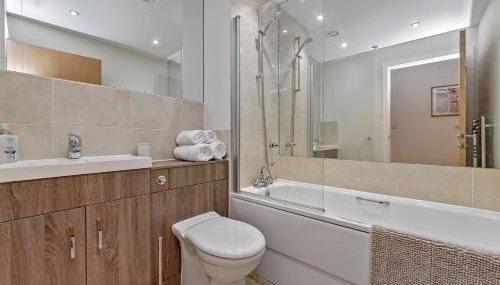 PRIME CITY CENTRE MK STAY, Stylish Spacious Apartment, AIR CONDITIONG, Two bathrooms, FREE GATED ALLOCATED PARKING & Lift access - Foto 5, Shower