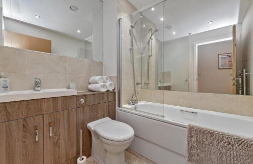 PRIME CITY CENTRE MK STAY, Stylish Spacious Apartment, AIR CONDITIONG, Two bathrooms, FREE GATED ALLOCATED PARKING & Lift access - Foto 5
