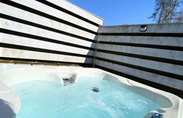 Otter 1 - Private Hot Tub - Bali Inspired Lodge - Bath - Longleat - Wiltshire - Photo 10