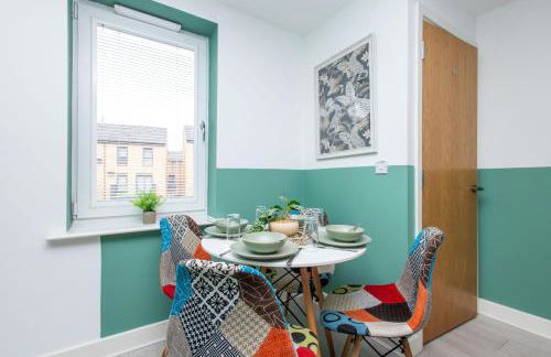 Carnforth 91 by Alt-Stay - 2 Bed En Suite Home - Parking, WiFi & King Bed - Contractors & Relocations - Weekly & Monthly Rates - Foto 4