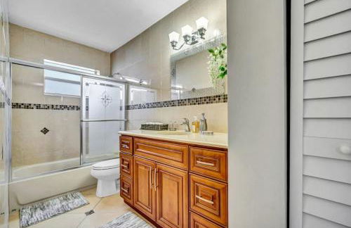 Three Bedroom Pool Home with Modern Interior Design - Foto 15