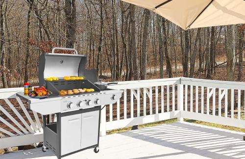 Stunning Poconos Villa- Hot Tub, Pool, Game Room, BBQ & more - Foto 6
