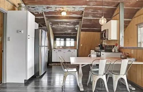 Rustic Barn Retreat w Hot Tub Game Room & FirePit - Foto 10