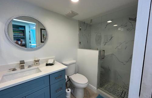 Dreamy Condo 2 minute walk to Beach w King Size Bd - Foto 4