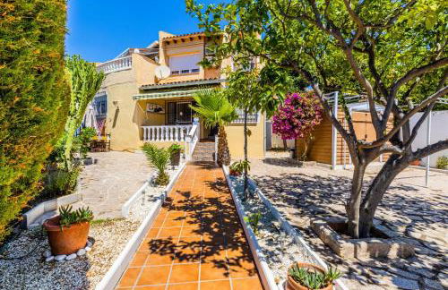 Paraíso Familiar en Marisol Park Bungalow con Piscina, Tenis y Parking - Foto 3