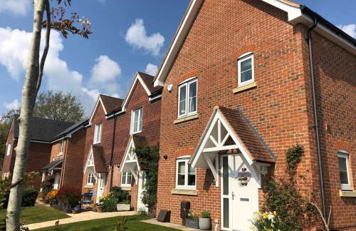 Bright, modern & close to historic town - Photo 1