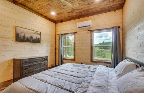 Hot Tub & Mtn Views: Pet-Friendly Englewood Cabin - Photo 13