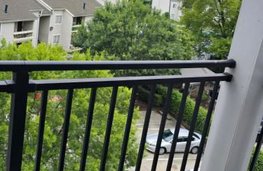 Cozy Uptown apartment with Gym and Swimming pool - Photo 17