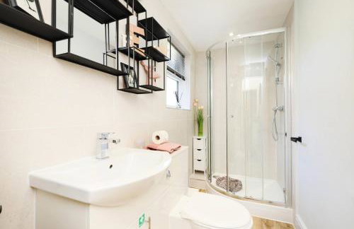 Cosy 2-Bed Home by Pink Flamingo Holdings, Perfect for Business & Groups - Photo 19