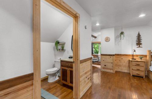 Trails End Cabin with a hot tub fire pit & indoor pool - Foto 26