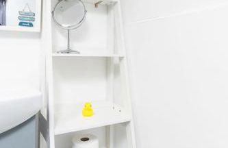 Convenient 2BR House with Great Transport Links - Photo 24