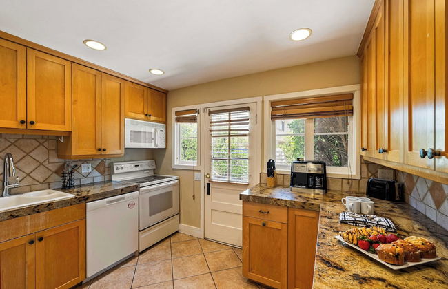 Dandelion by Avantstay Pool, 0.2mi to Downtown! - Foto 14