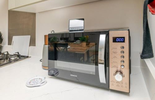 Brand New Apt - Beach Breeze Spacious 1-Bedroom Apartment with parking - sleeps 4 ppl- internet - Foto 43